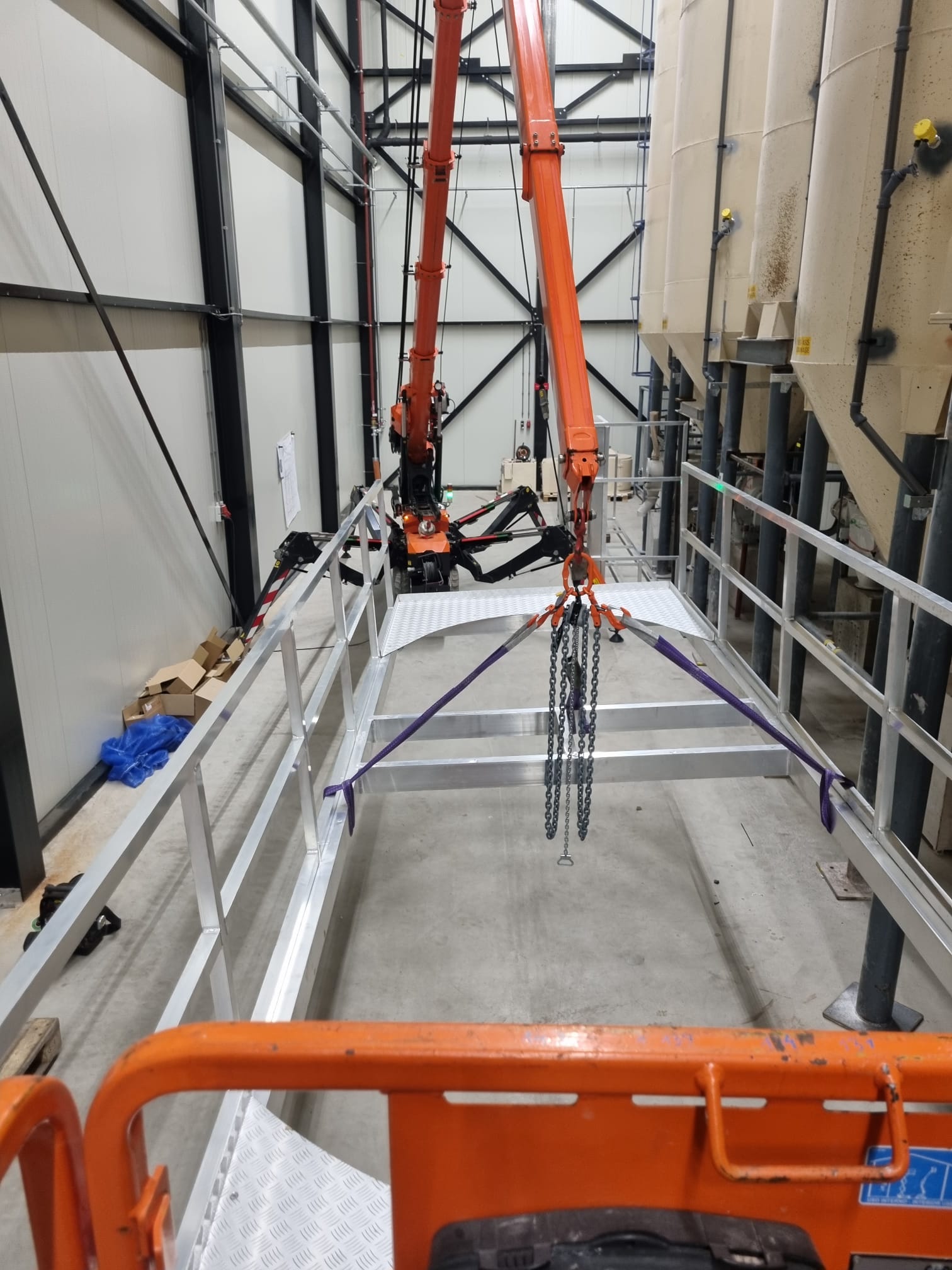 Plaatsen bordes op silo